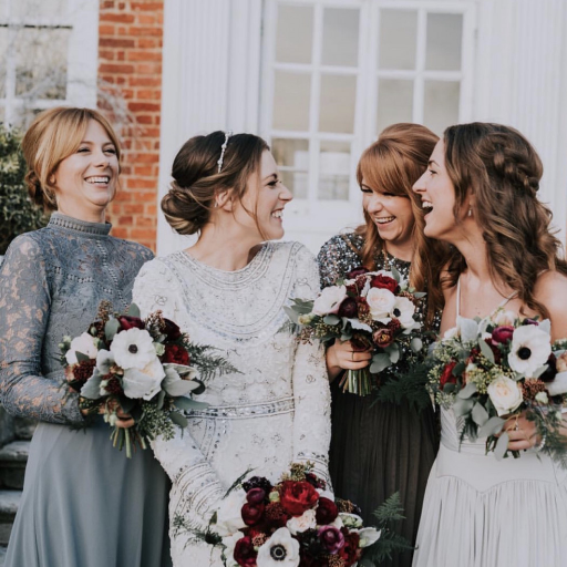 How Should Bridesmaids Wear Their Hair