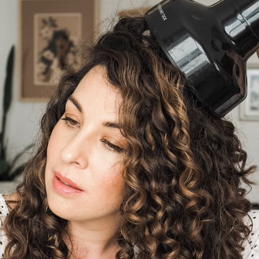 How to Use a Diffuser on Curly Hair for Best Results