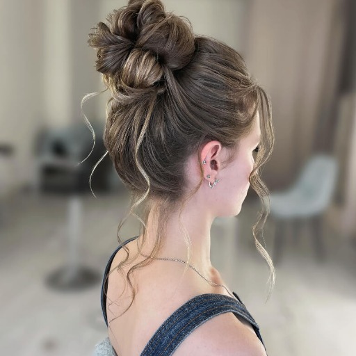 How to Master the Messy Bun Look?